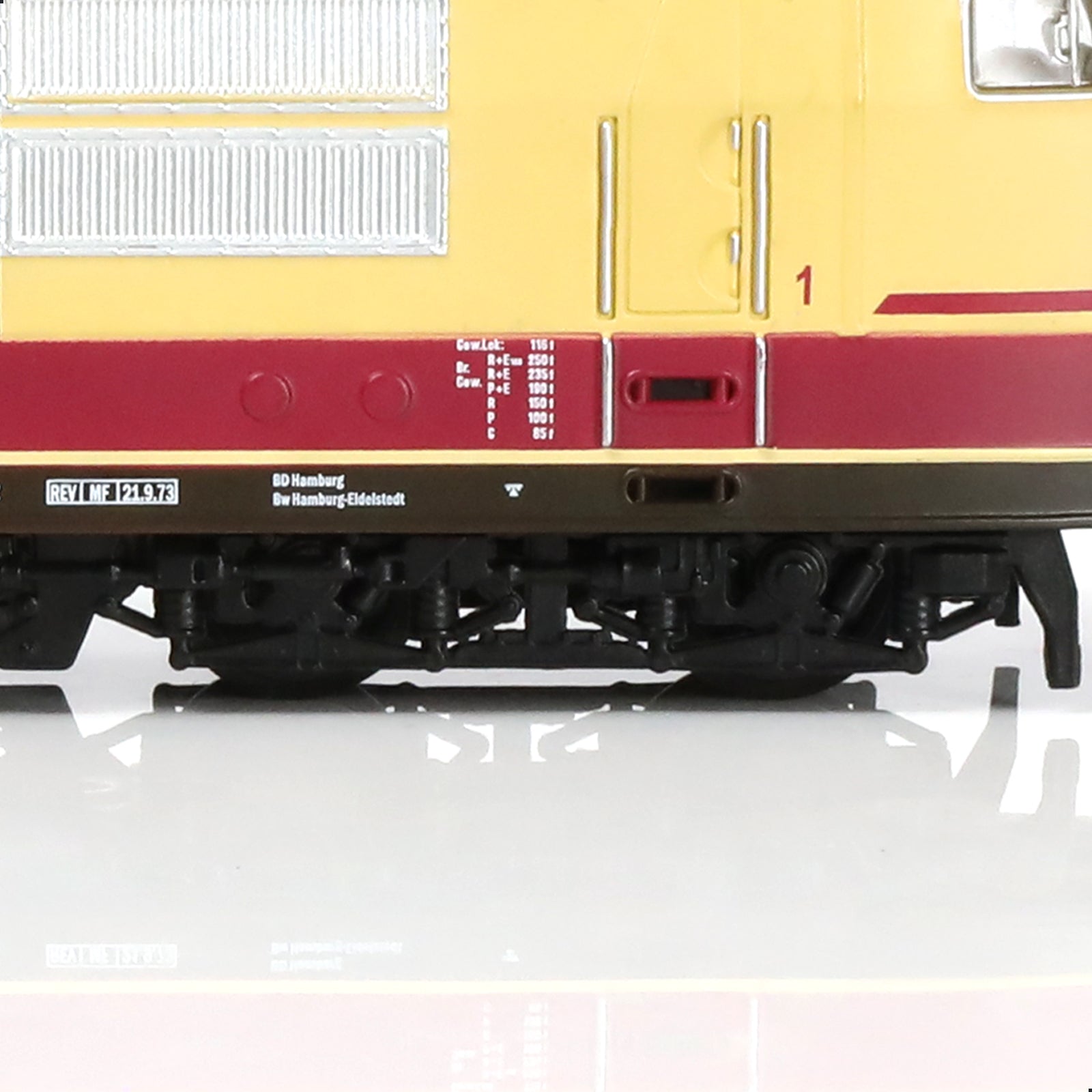 1:87 H0 Scale 1973 BR 103 226-7 Electric Locomotive Model Set with Track, Ready-to-Run