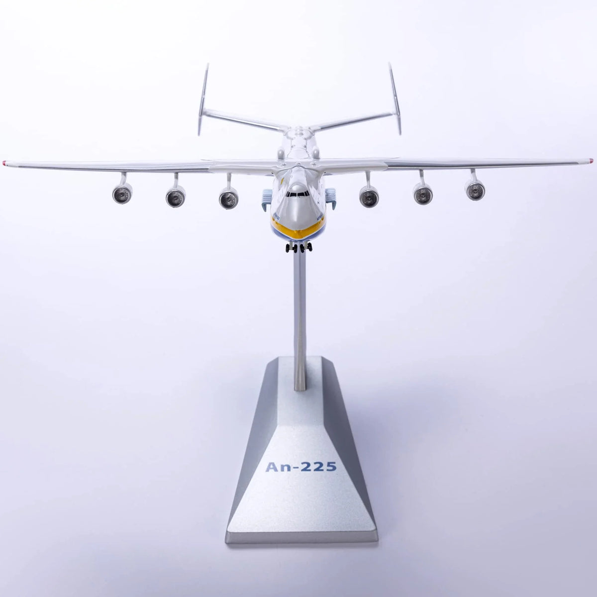 QIYUMOKE Antonov AN-225 Mriya die-cast model aircraft front view on display