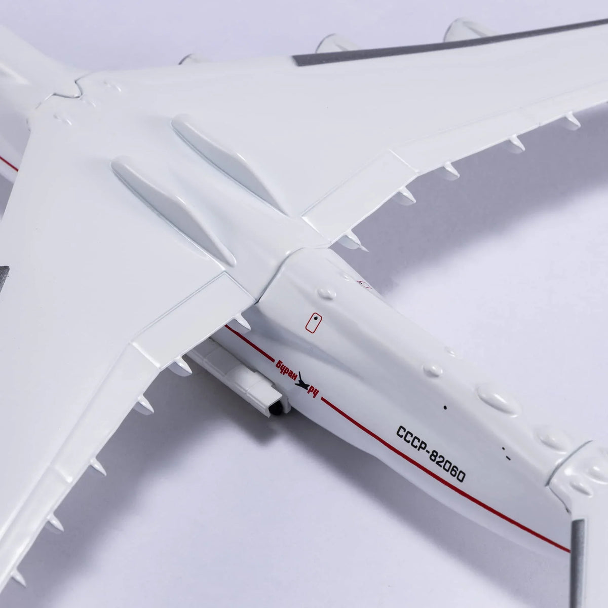 QIYUMOKE Antonov AN-225 Mriya diecast model with visible tail and wings, top view