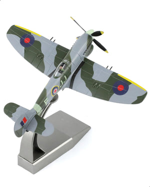NUOTIE 1/72 Hawker Tempest aircraft with authentic camouflage, top view on display stand
