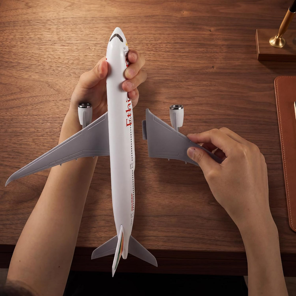 Attaching the wings of the QIYUMOKE 1/240 A350 model during simple snap-fit assembly