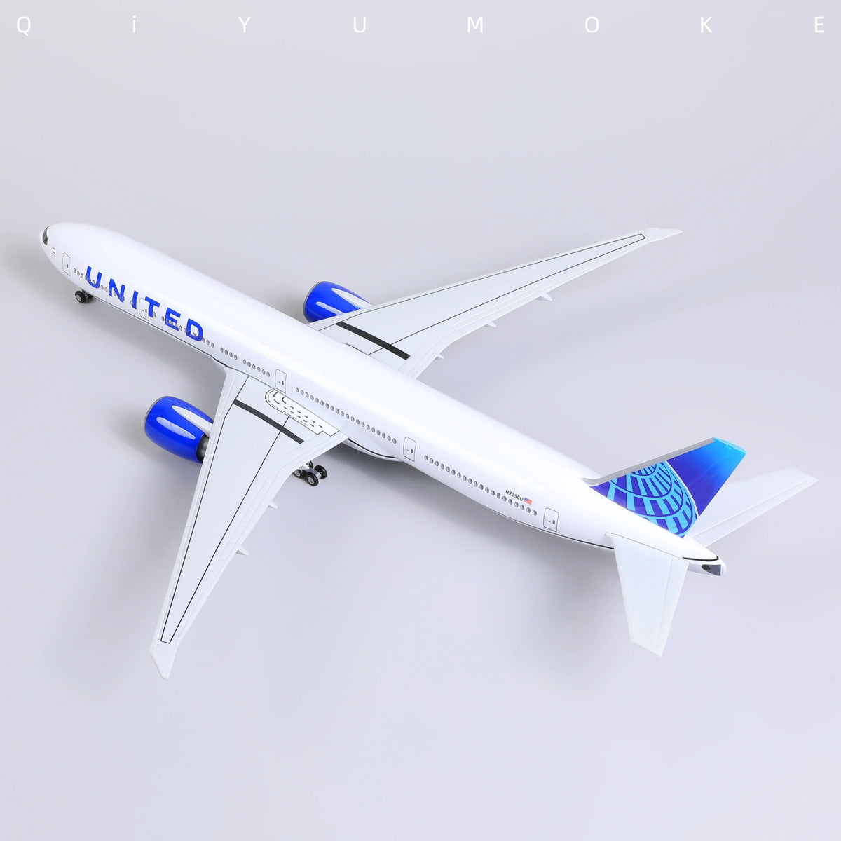 QIYUMOKE Boeing 777-300ER diecast airplane model in United Airlines livery, top view
