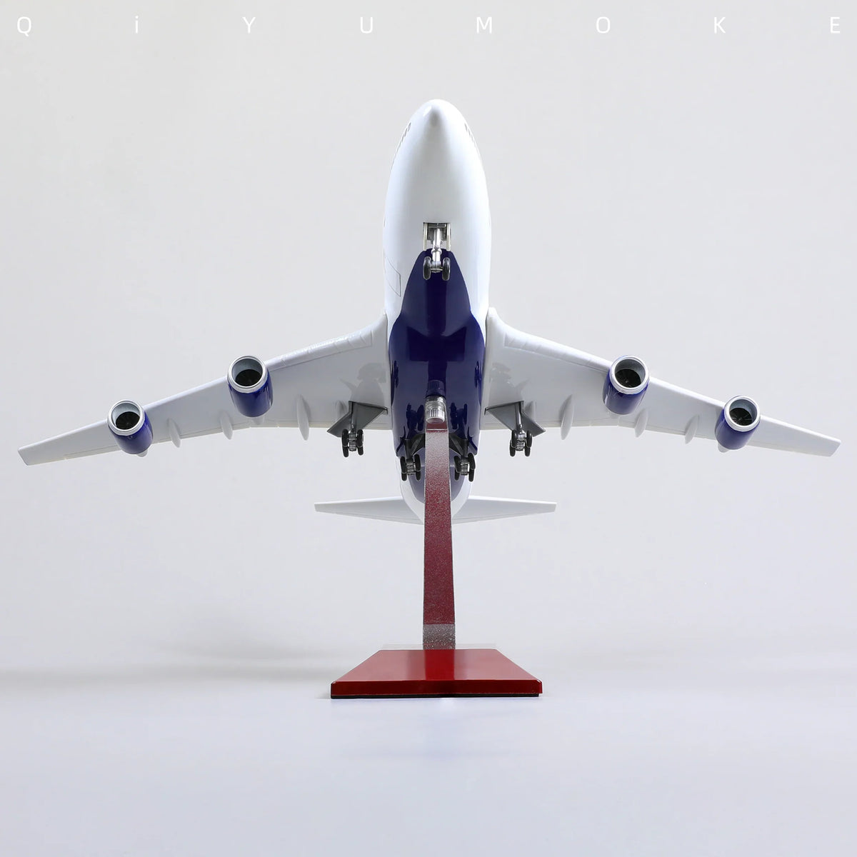 QIYUMOKE Boeing 747 diecast airplane model in Delta Airlines livery, front view on stand