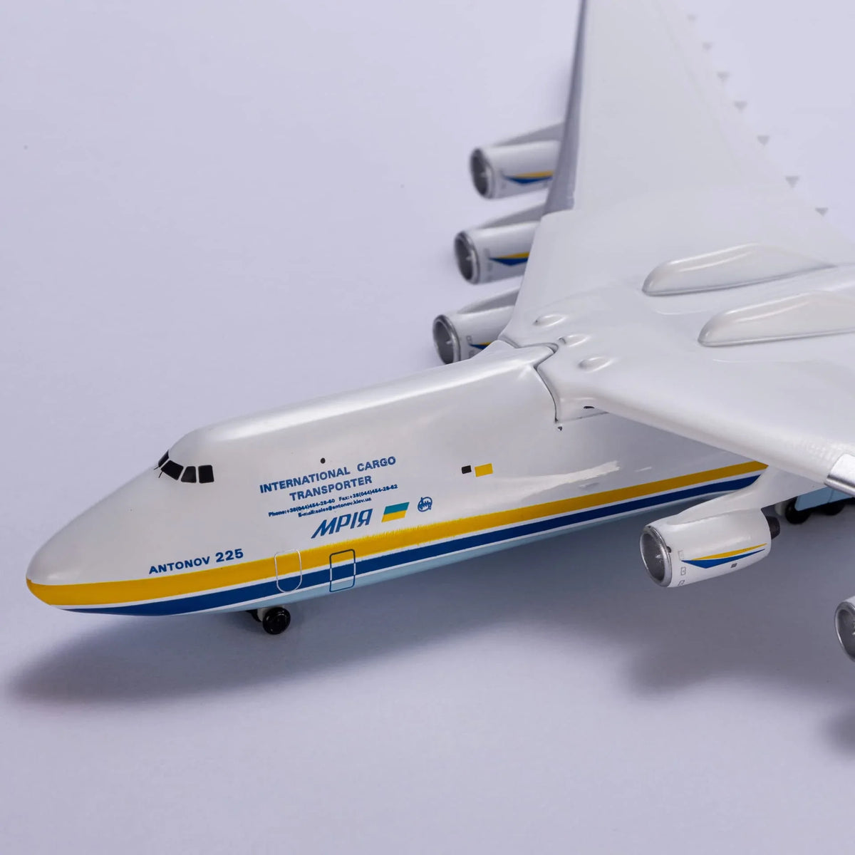 QIYUMOKE Antonov AN-225 Mriya die-cast model aircraft close-up of front
